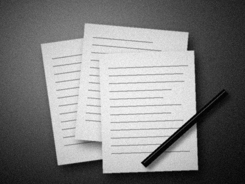 Feuillets de dossier posés sur un bureau sombre avec un stylo plume, photographie noir et blanc